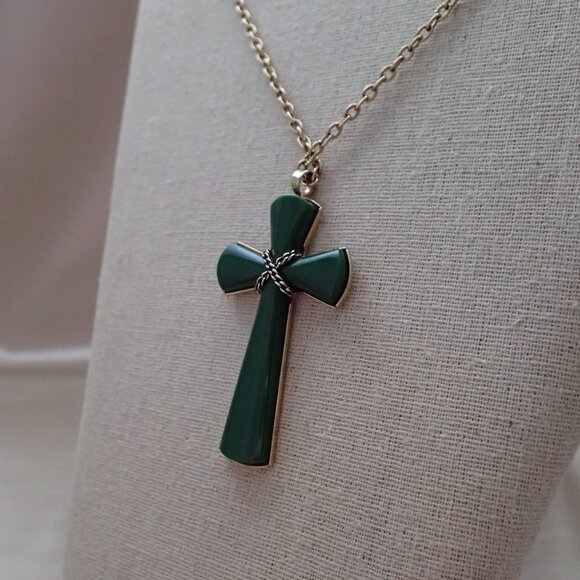 1970's Vintage Jade Green Avon Juliet Cross Pendant - Picture 6 of 6